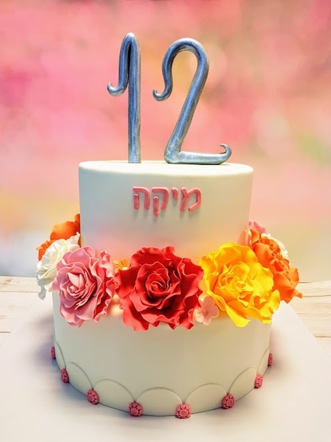 תמונה של עוגת בת מצווה  עם ורדים