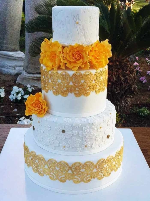 תמונה של עוגת חתונה פרחים ותחרה