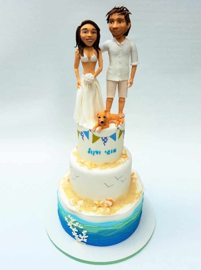 תמונה של עוגת חתונה עם חתן כלה בעיצוב ים