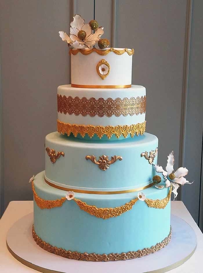 תמונה של עוגת חתונה בתכלת לבן וזהב