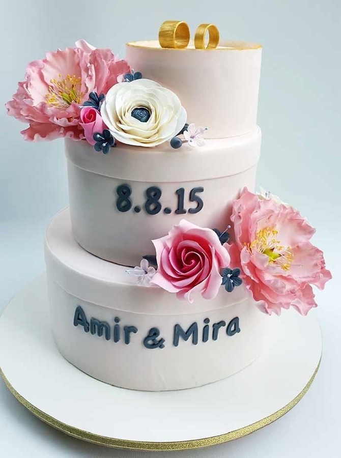 תמונה של עוגת חתונה קופסאות ופרחים