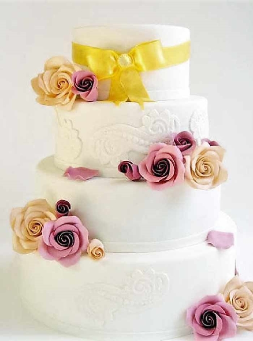 תמונה של עוגת חתונה ורדים וסרט מוזהב