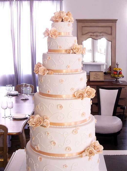 תמונה של עוגת חתונה מפוארת