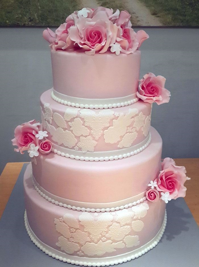 תמונה של עוגת חתונה מרשימה בורוד ולבן