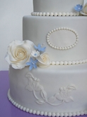תמונה של עוגת חתונה בלבן ותכלת
