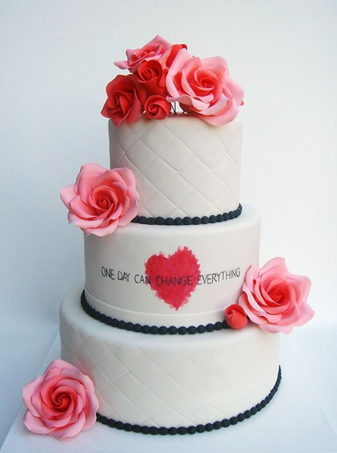 תמונה של עוגת חתונה לב אדום