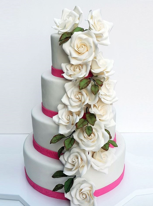 תמונה של עוגת חתונה מפל ורדים לבנים
