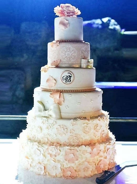תמונה של עוגת חתונה בלבן ואפרסק