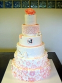 תמונה של עוגת חתונה בלבן ואפרסק