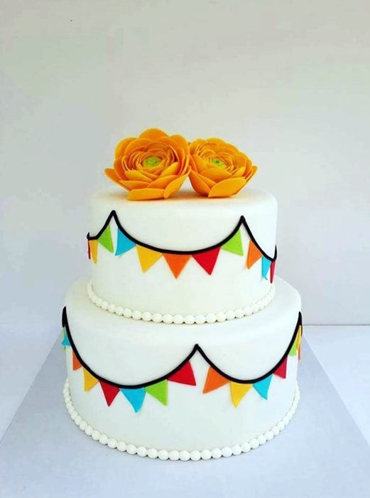 תמונה של עוגת חתונה נוריות ודגלונים