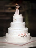 תמונה של עוגת חתונה אלגנטית בלבן על לבן