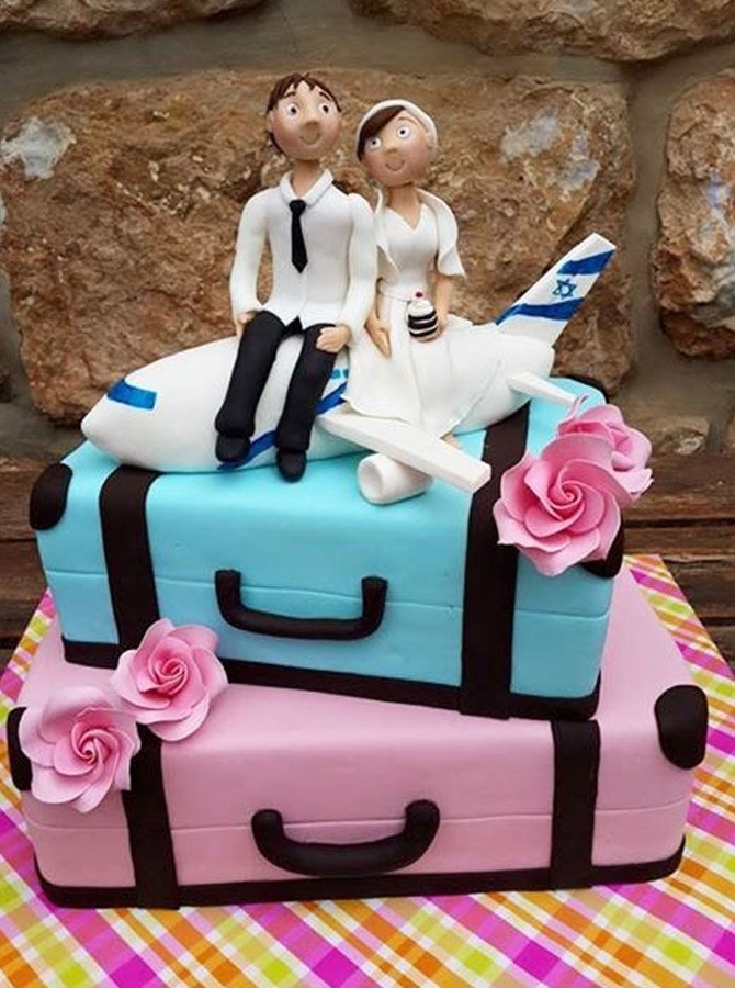 תמונה של עוגת חתונה על מזוודות