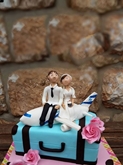 תמונה של עוגת חתונה על מזוודות