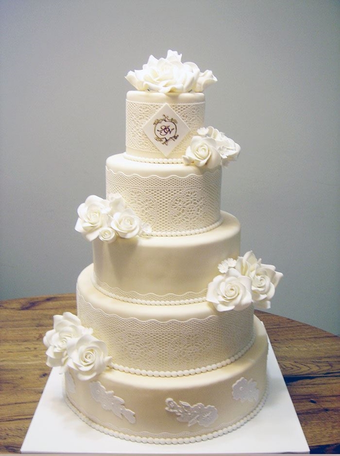 תמונה של עוגת חתונה תחרה לבנה