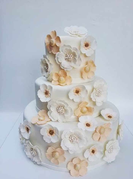 תמונה של עוגת חתונה פרחים בלבן ואפרסק
