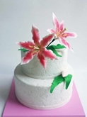 תמונה של עוגת חתונה עם טייגר לילי