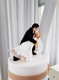 תמונה של עוגת חתונה עם דמויות רוקדות