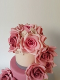 תמונה של עוגת חתונה ורדים ותחרה