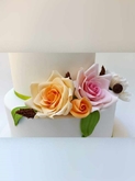 תמונה של עוגת חתונה עם פרחים מסוכר