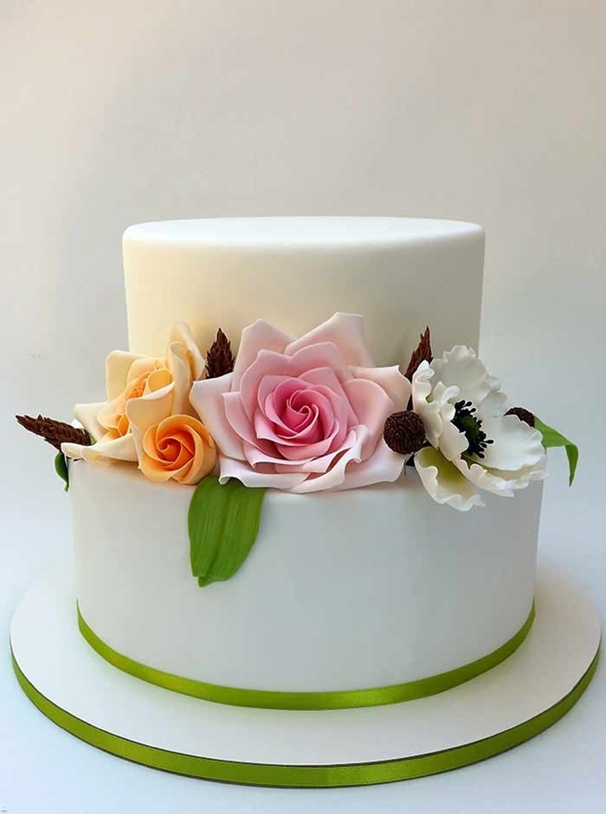 תמונה של עוגת חתונה עם פרחים מסוכר