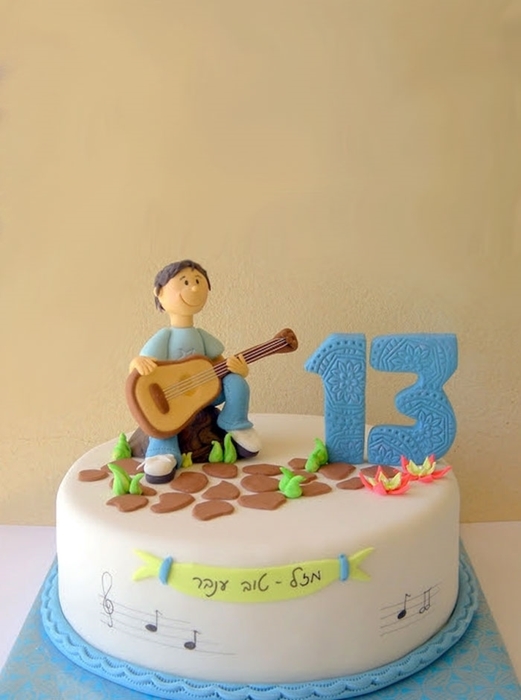 תמונה של עוגת בר מצווה נער מנגן