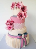 תמונה של עוגת חתונה ורדים ותחרה