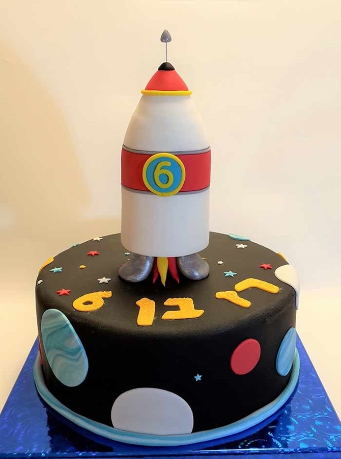 תמונה של עוגת יום הולדת חללית