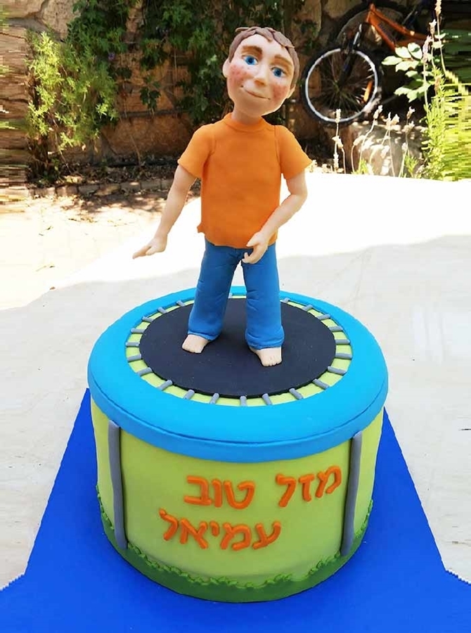 תמונה של עוגת בר מצווה נער על טרמפולינה