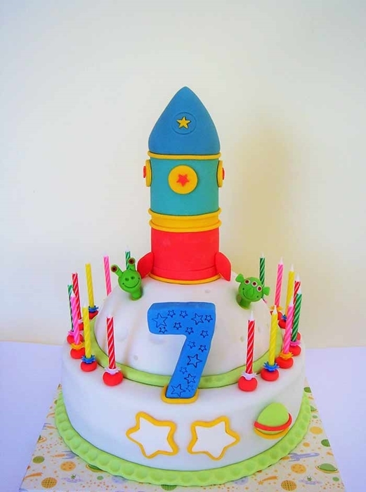 תמונה של עוגת יום הולדת  חללית וחייזרים