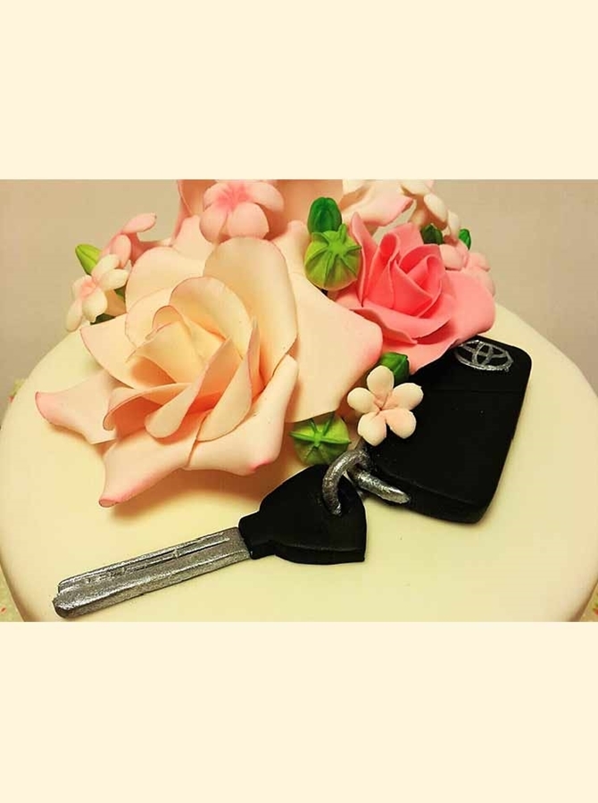 תמונה של מפתחות רכב ופרחים