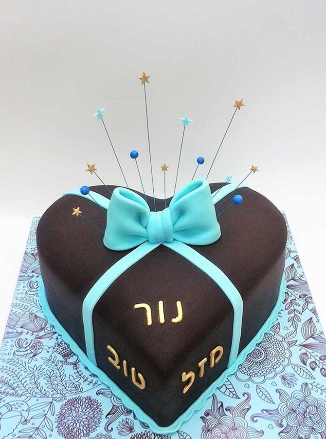תמונה של עוגת יום הולדת לגבר בצורת לב