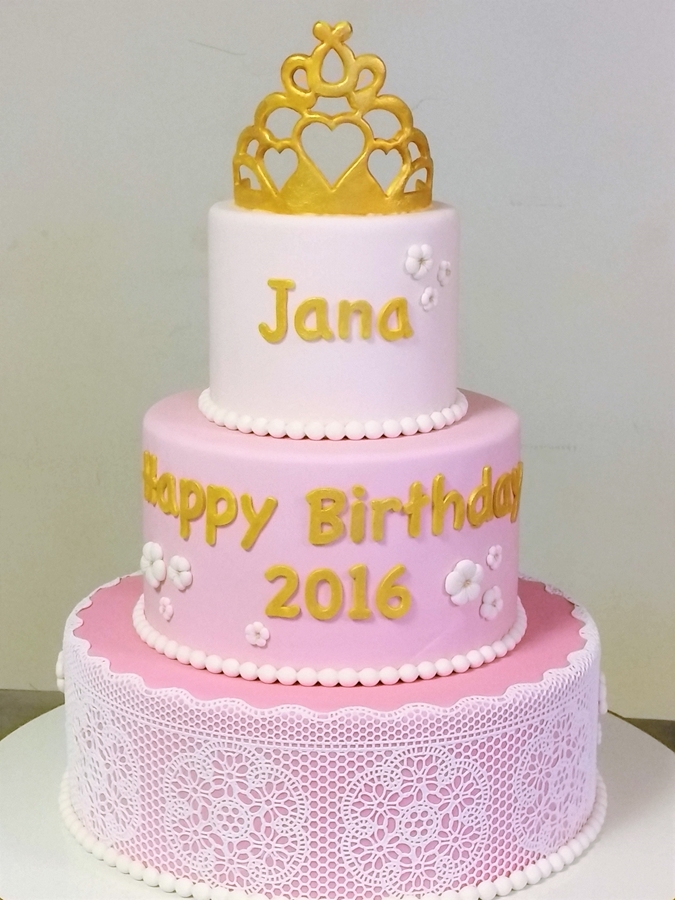 תמונה של עוגת יום הולדת חגיגית