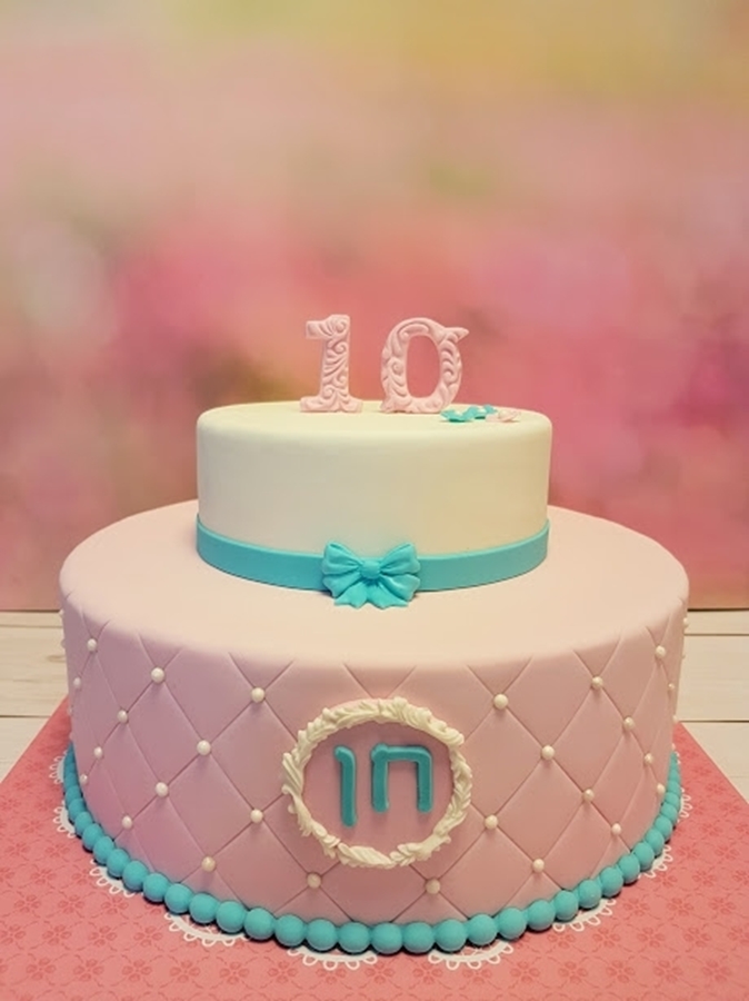 תמונה של עוגת יום הולדת בצבעי פסטל