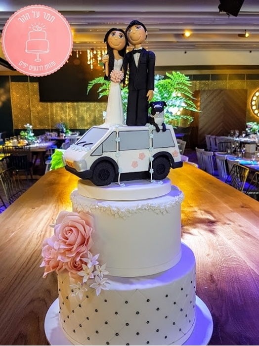 תמונה של עוגת חתונה זוג על הגג