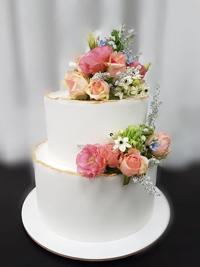 תמונה של עוגת חתונה עם פרחים טבעיים
