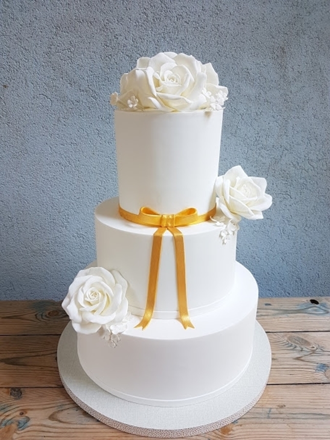 תמונה של עוגת חתונה אלגנטית בלבן וזהב