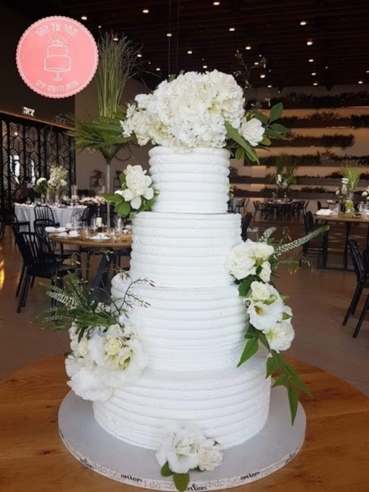 תמונה של עוגת חתונה קרם ופרחים